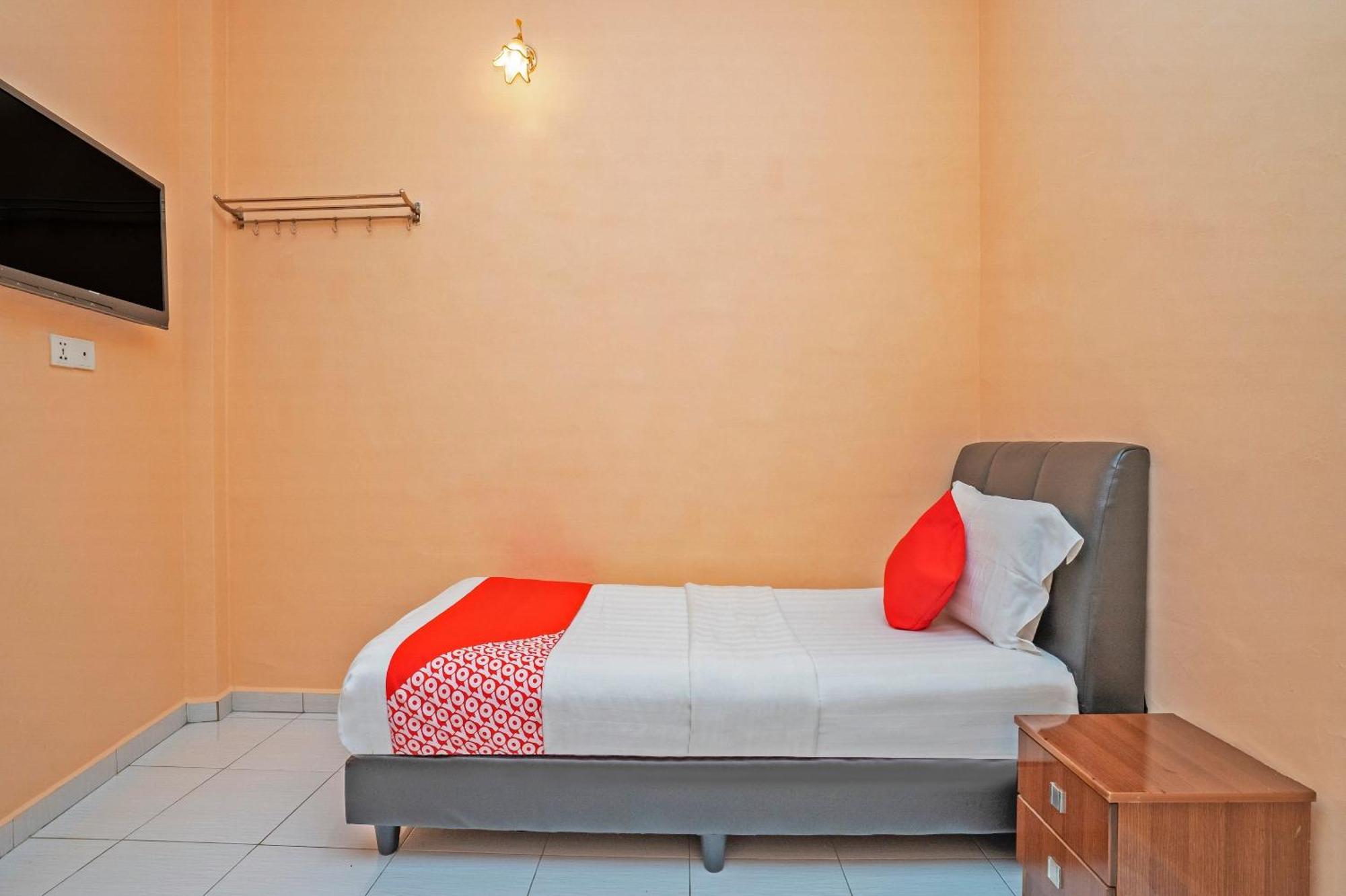 Sz Hotel Lumut Exterior photo